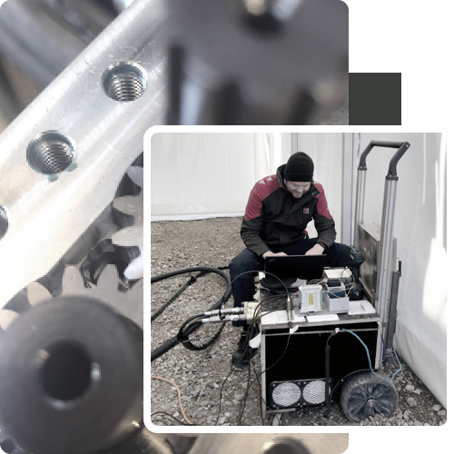 Collage af to billeder. Bagerst nærbillede af hydraulisk motorblok med tandhjul. Forrest billede af Claus Linding Olesen iført varmt arbejdstøj siddende ved laptop på remote arbejdsplads med grusunderlag